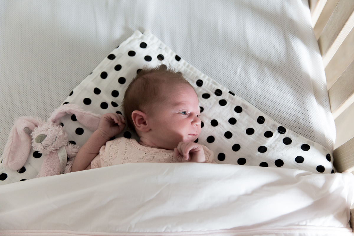 Newborn fotoshoot aan huis vol liefde en verbinding