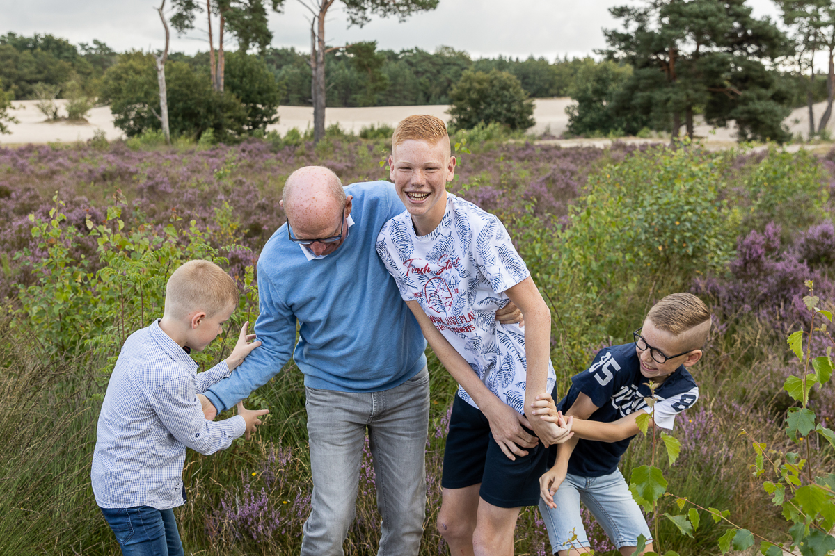Familiefotoshoot op de Soesterduinen met bloeiende heide door Dasja Dijkstra van Das Knuss Fotografie en Schaduwfoto
