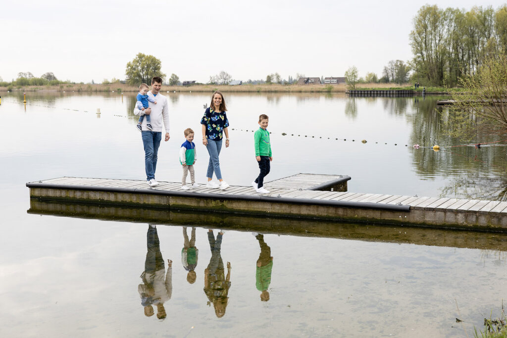 Gezin met Schaduwvlinder bij de Reeuwijkse Plassen door Dasja Dijkstra