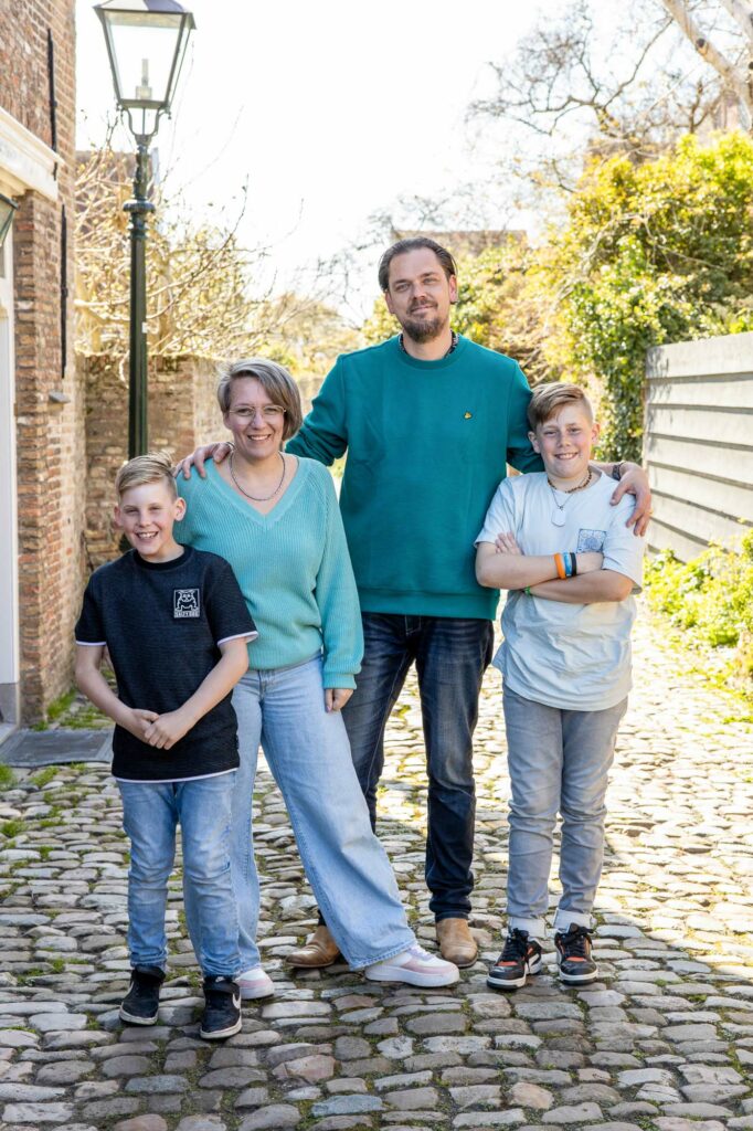 Familiefotograaf fotoshoot door Dasja Dijktra van Das Knuss Fotografie familie fotoshoot in een mooie oude stad