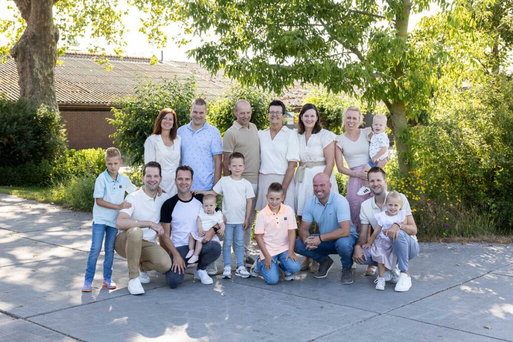 Fotoshoot-op-eigen-erf-een-boerderij-in-oudewater-door-dasja-dijkstra-van-das-knuss-fotografie-familiefotograaf-oudewater
