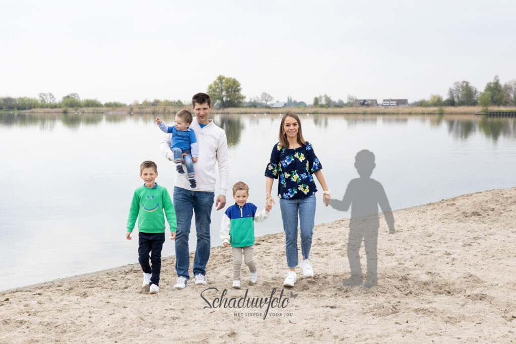 Das-Knuss-Schaduwfoto-Seppe-bij-de-Reeuwijkse-Plassen-fotoshoot-door-Dasja-Dijkstra-locatie-fotosessie-Reeuwijkse-Hout