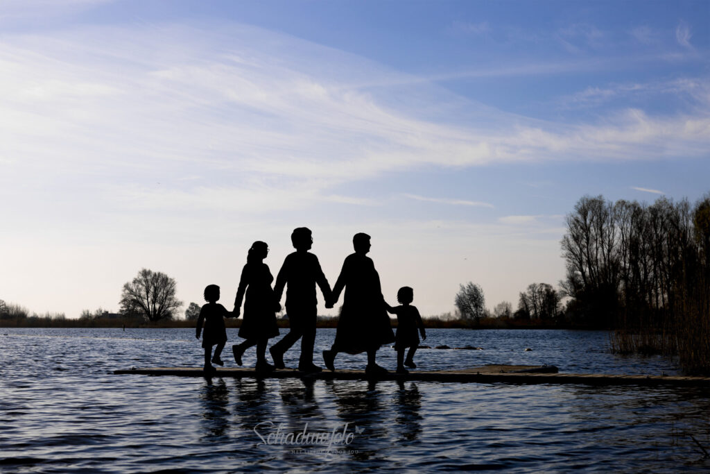 Das-Knuss-Schaduwfoto-door-Dasja-Dijkstra-bij-de-Reeuwijkse-Plassen-drie-overleden-kinderen-op-de-foto