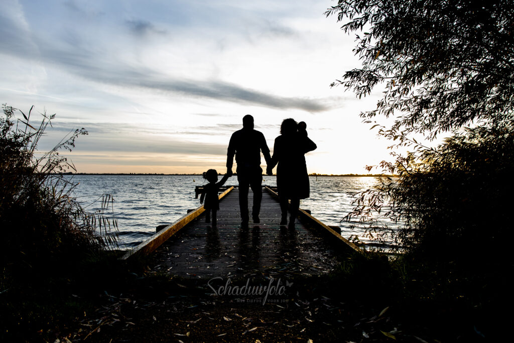 Minishoot Das-Knuss-Schaduwfoto-door-Dasja-Dijkstra-gezin-als-silhouet-op-de-Duiksteiger-bij-de-Reeuwijkse-Plassen-overleden-dochter-toch-erbij-op-de-foto