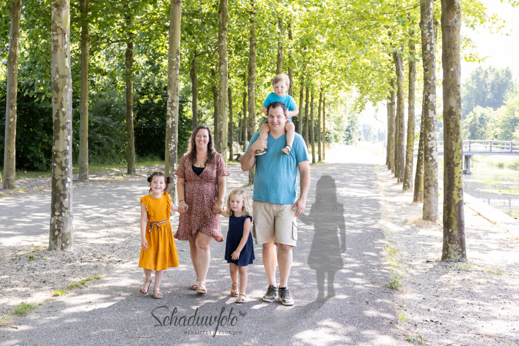 Das-Knuss-Schaduwfoto-door-Dasja-Djkstra-fotoshoot-door-Das-Knuss-Fotografie-in-het-Maxmiapark-in-Vleuten-wandelend-gezin