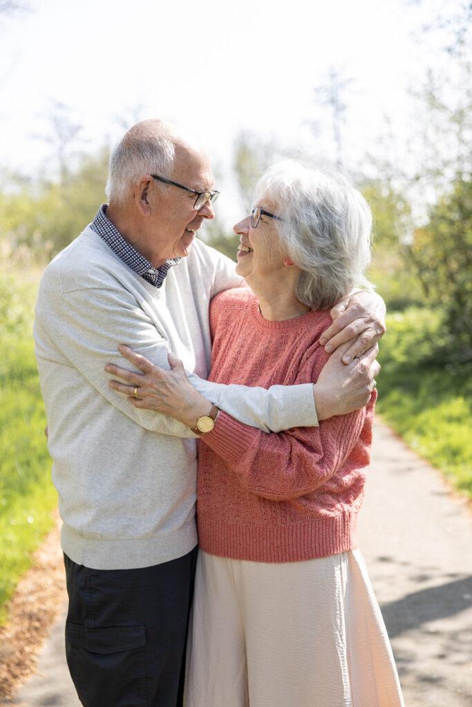 Familie fotoshoot bij Reeuwijkse Hout bos door Dasja Dijkstra van Das Knuss Fotografie ontspannen fotoshoot met je hele familie