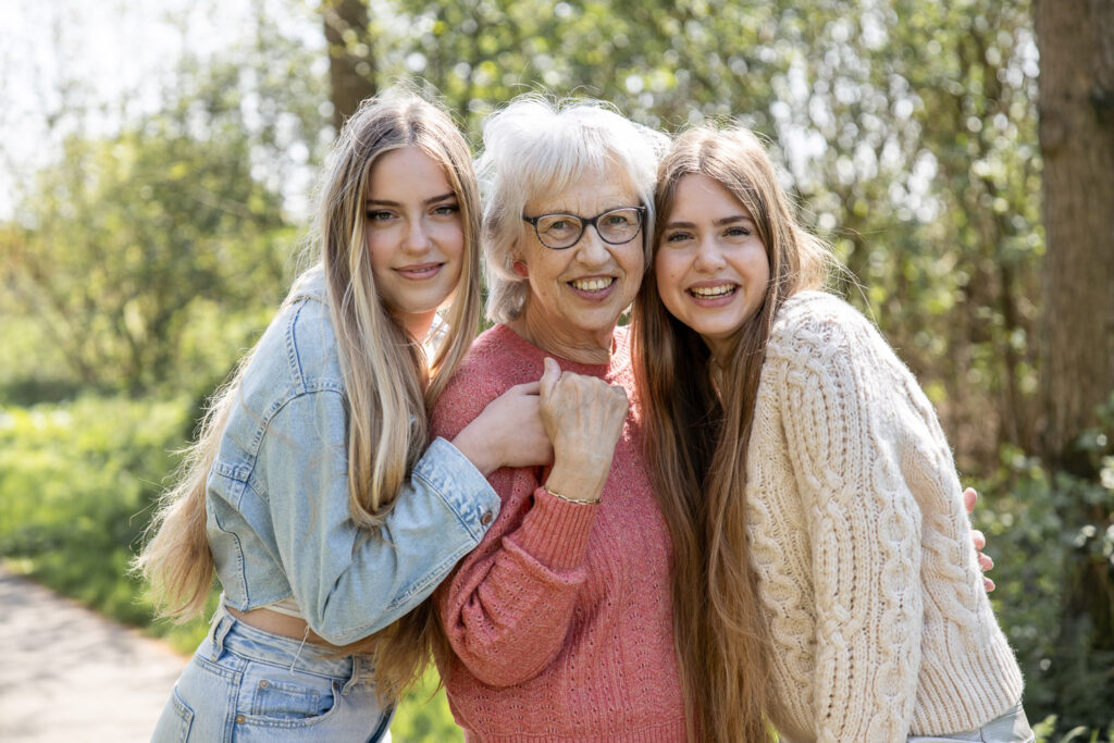 Familie fotoshoot bij Reeuwijkse Hout bos door Dasja Dijkstra van Das Knuss Fotografie ontspannen fotoshoot met je hele familie