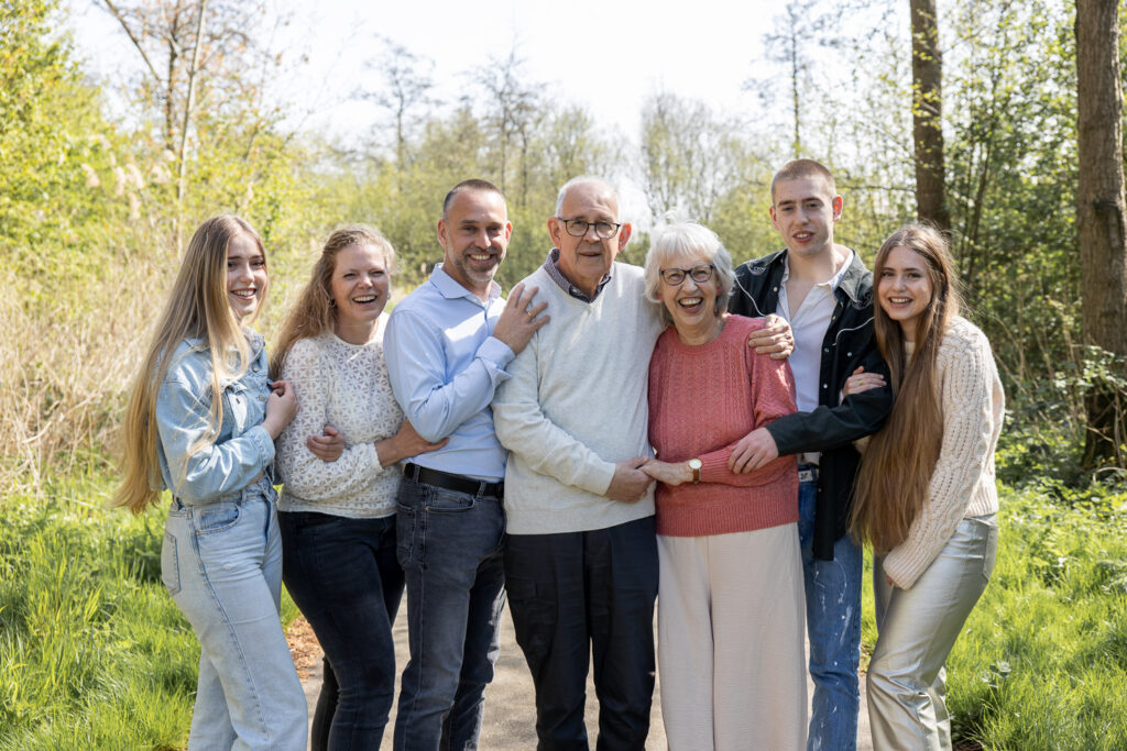 Familie fotoshoot bij Reeuwijkse Hout bos door Dasja Dijkstra van Das Knuss Fotografie ontspannen fotoshoot met je hele familie