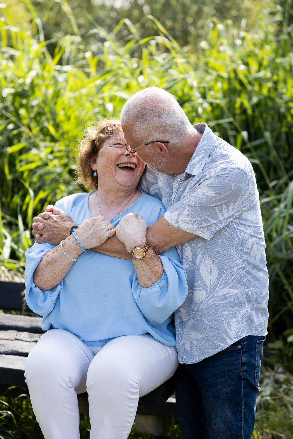 Loveshoot met een ouder koppel shoot met een ouder echtpaar door Dasja Dijkstra uit Waarder minishoot