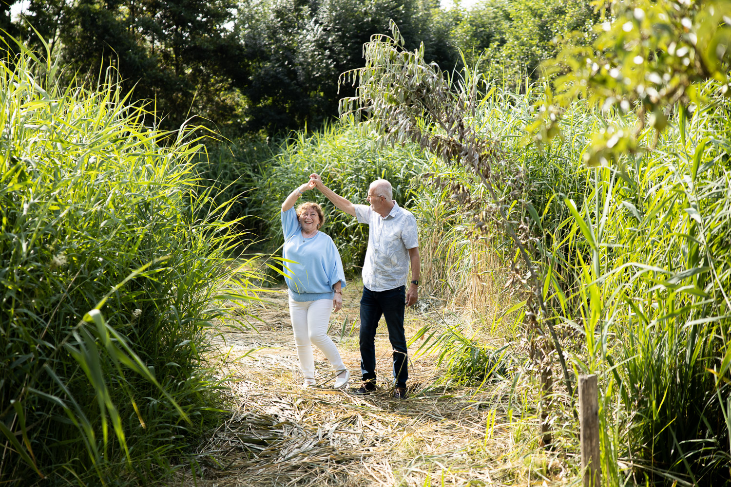 Loveshoot met een ouder koppel shoot met een ouder echtpaar door Dasja Dijkstra uit Waarder minishoot