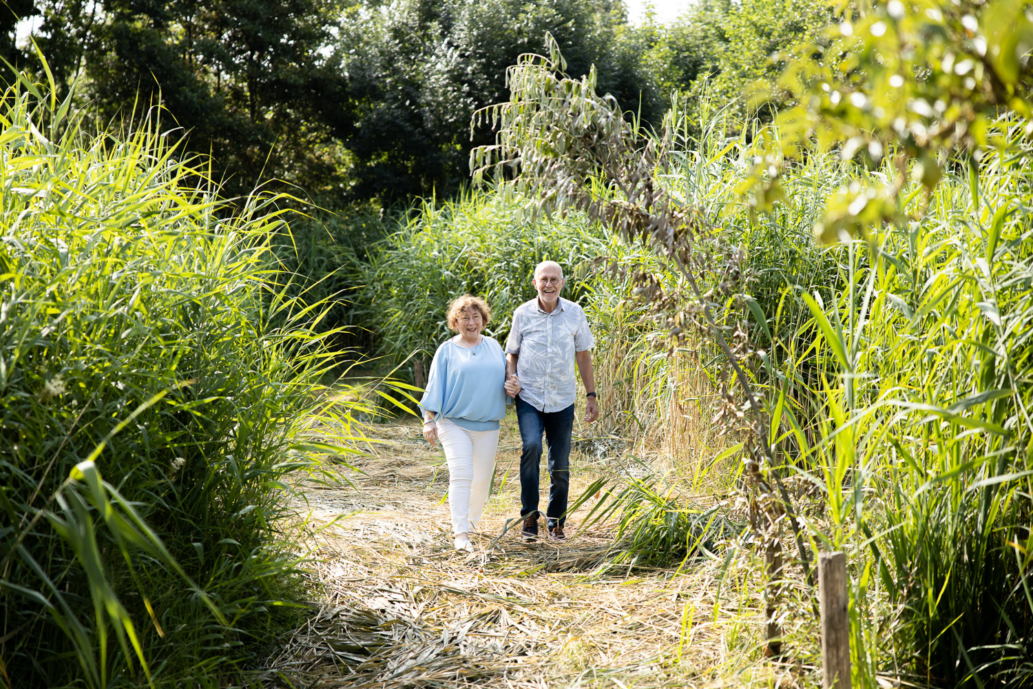 Loveshoot met een ouder koppel shoot met een ouder echtpaar door Dasja Dijkstra uit Waarder minishoot