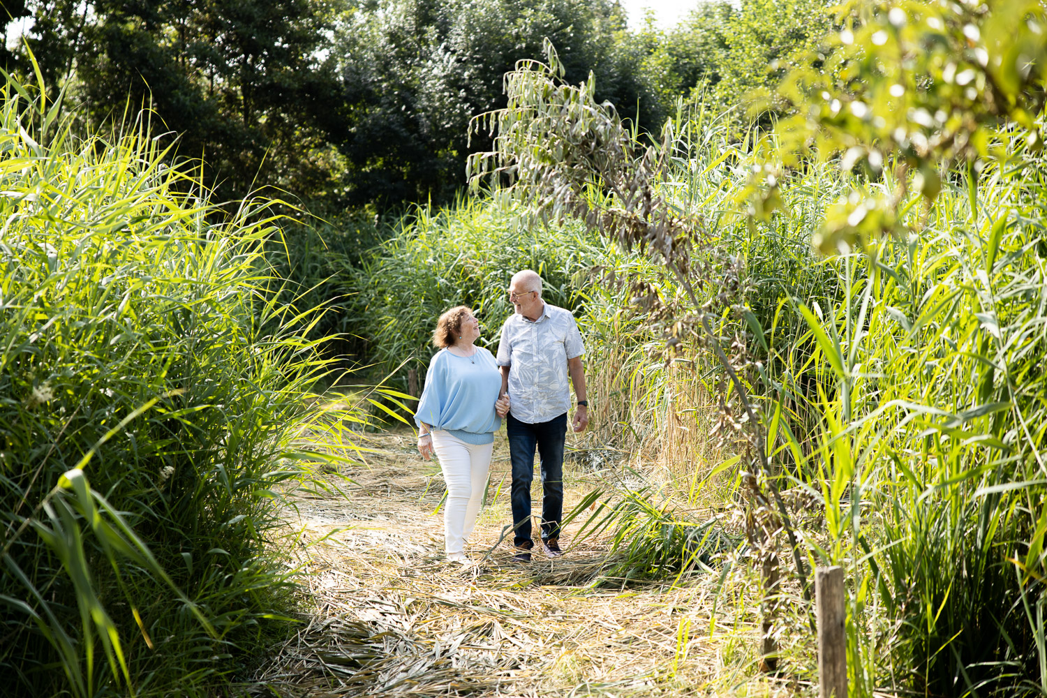 Loveshoot met een ouder koppel shoot met een ouder echtpaar door Dasja Dijkstra uit Waarder minishoot