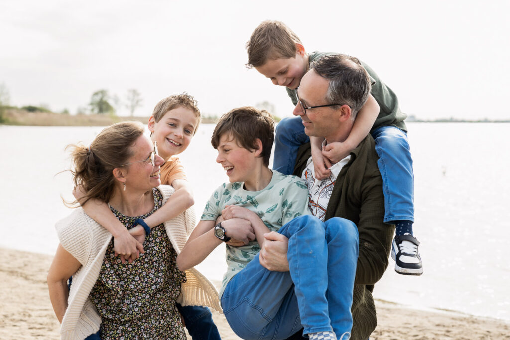 Minisessie door Dasja Dijkstra van Das Knuss Fotografie bij de Reeuwijkse Plassen Spontane gezinsfotograaf Reeuwijk Woerden Gouda Oudewater Bodegraven