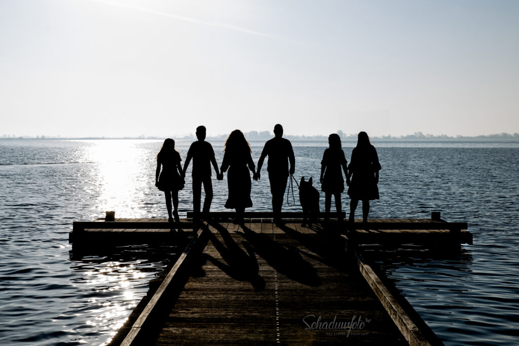 Schaduwfoto met silhouet van twee overleden kinderen door Dasja Dijkstra van Das Knuss Fotografie bij de Reeuwijkse Plassen eindelijk compleet