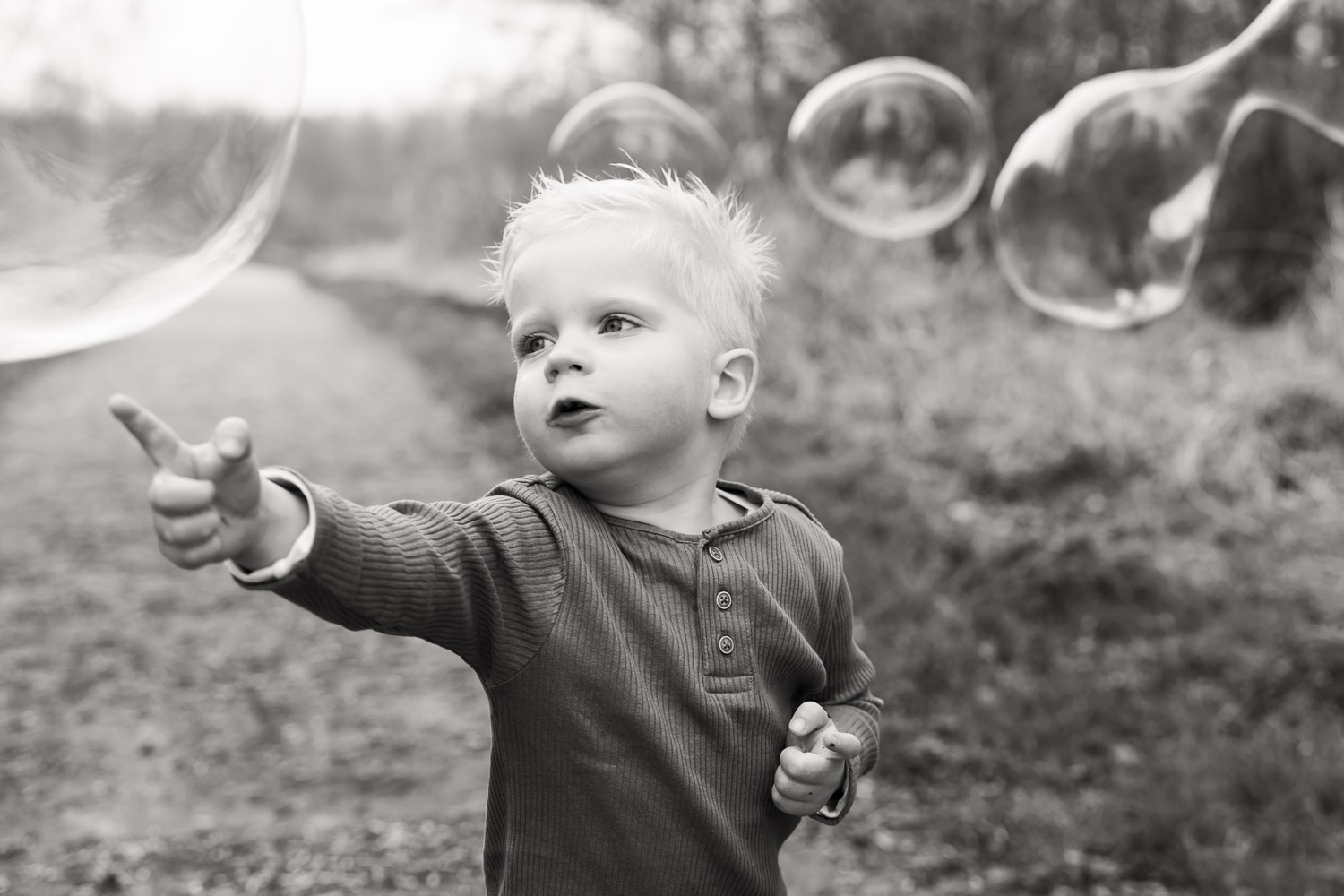 Bellenblaas fotoshoot- vrolijke kinderfoto’s vol plezier door Dasja Dijkstra van Das Knuss Fotografie bij Reeuwijkse Hout
