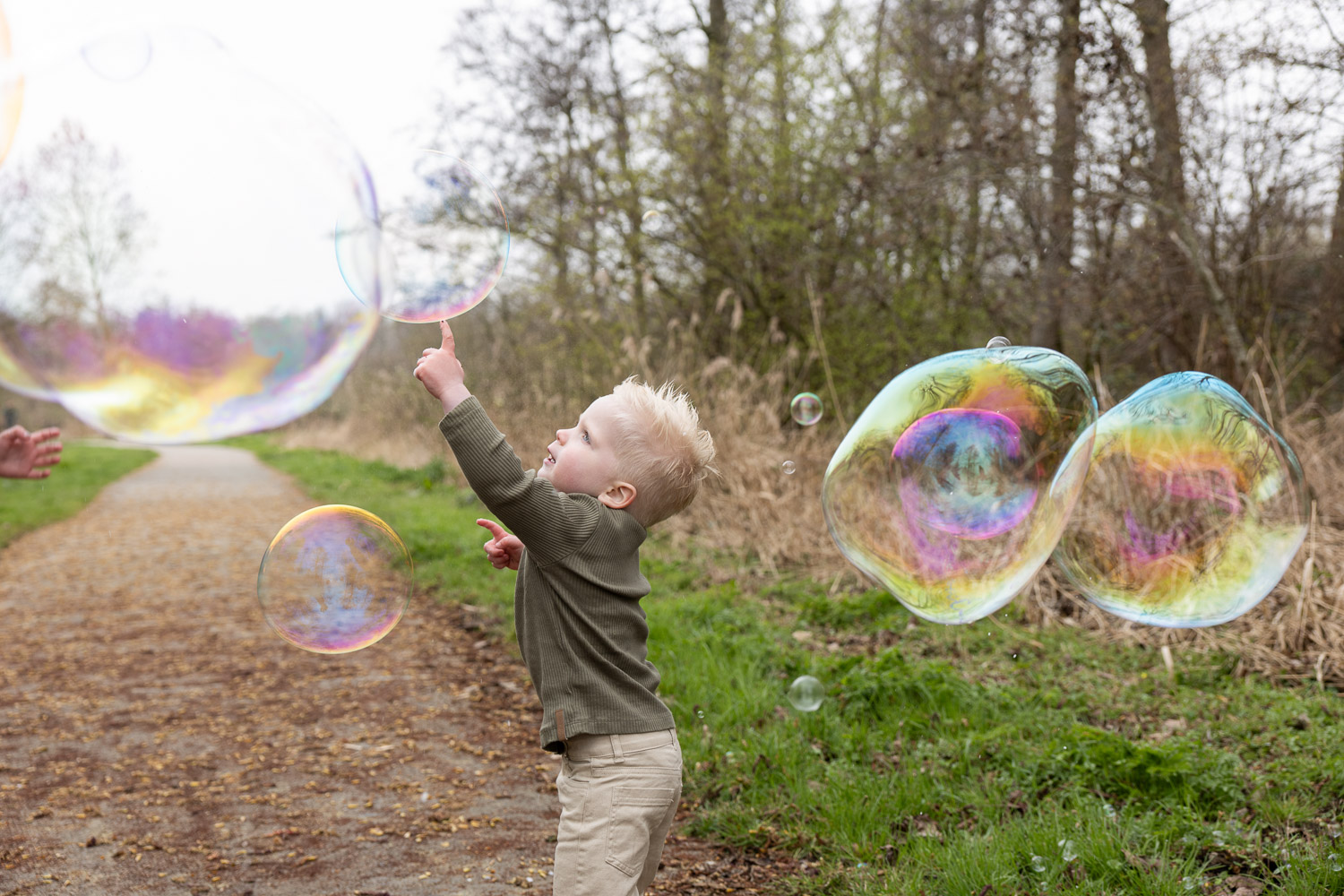 Bellenblaas fotoshoot- vrolijke kinderfoto’s vol plezier door Dasja Dijkstra van Das Knuss Fotografie bij Reeuwijkse Hout