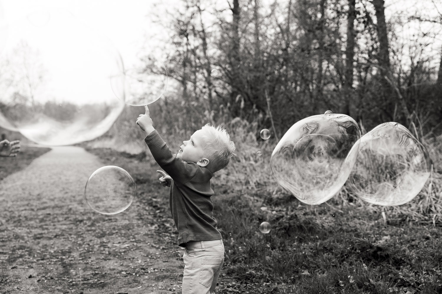 Een fotoshoot met bellenblaas voor vrolijke kinderfoto’s vol beweging, plezier, focus en echte lachmomenten door Dasja Dijkstra van Das Knuss Fotografie bij Reeuwijkse Hout