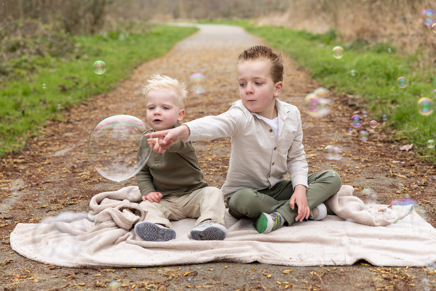 Bellenblaas fotoshoot- vrolijke kinderfoto’s vol plezier door Dasja Dijkstra van Das Knuss Fotografie bij Reeuwijkse Hout