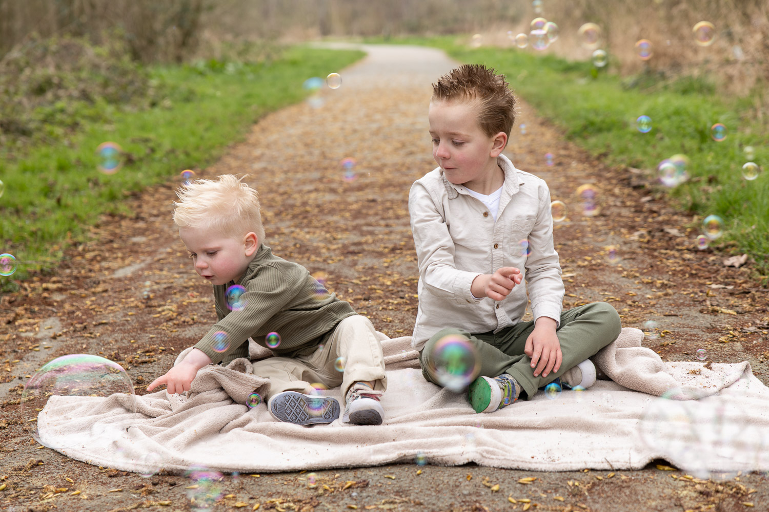 Een fotoshoot met bellenblaas voor vrolijke kinderfoto’s vol beweging, plezier, focus en echte lachmomenten door Dasja Dijkstra van Das Knuss Fotografie bij Reeuwijkse Hout