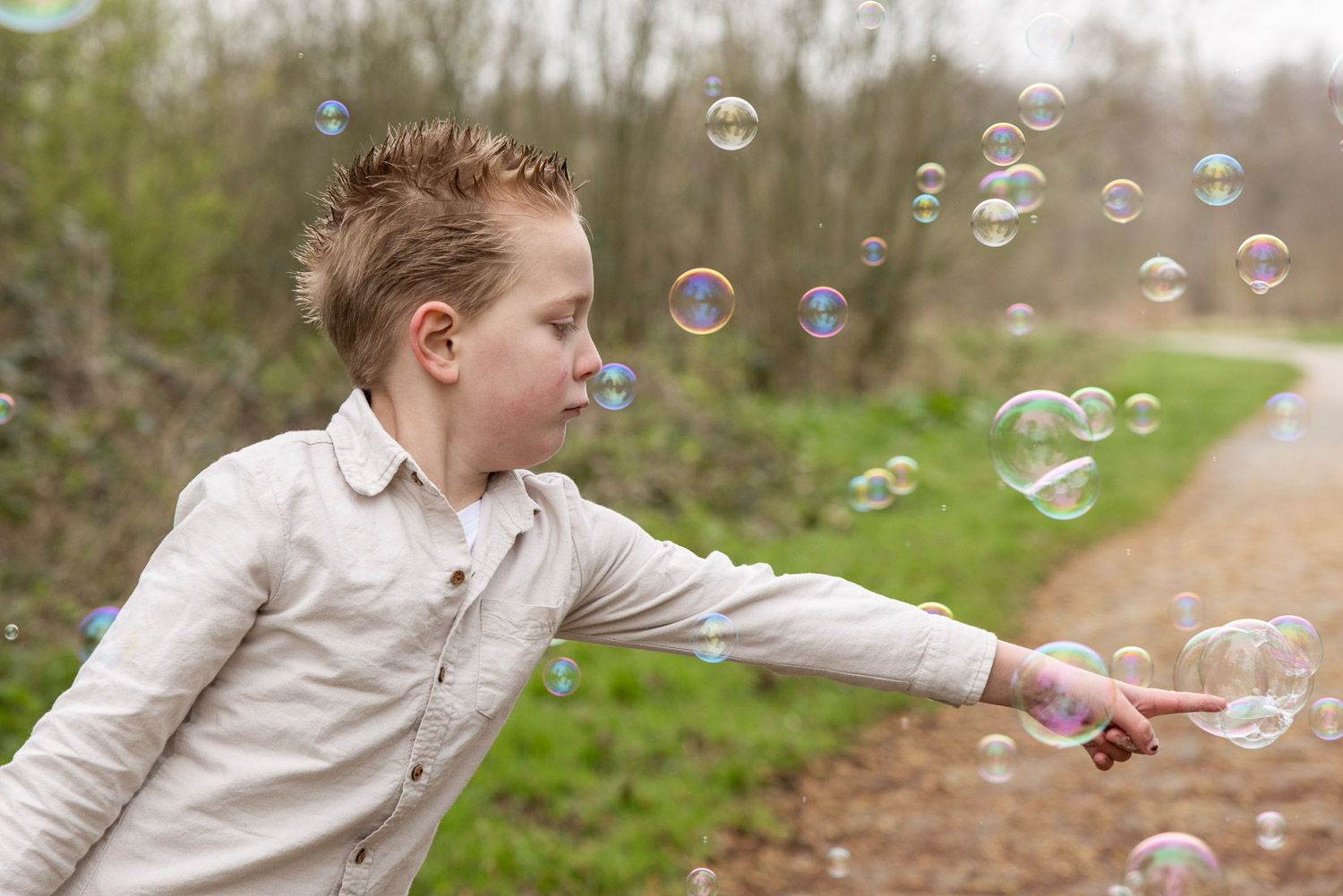 Een fotoshoot met bellenblaas voor vrolijke kinderfoto’s vol beweging, plezier, focus en echte lachmomenten door Dasja Dijkstra van Das Knuss Fotografie bij Reeuwijkse Hout