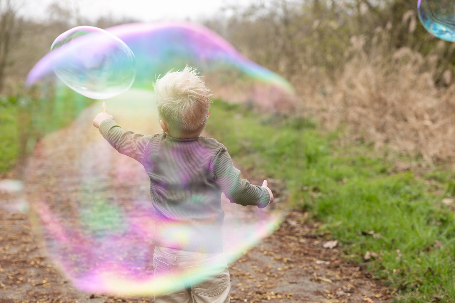 Bellenblaas fotoshoot- vrolijke kinderfoto’s vol plezier door Dasja Dijkstra van Das Knuss Fotografie bij Reeuwijkse Hout