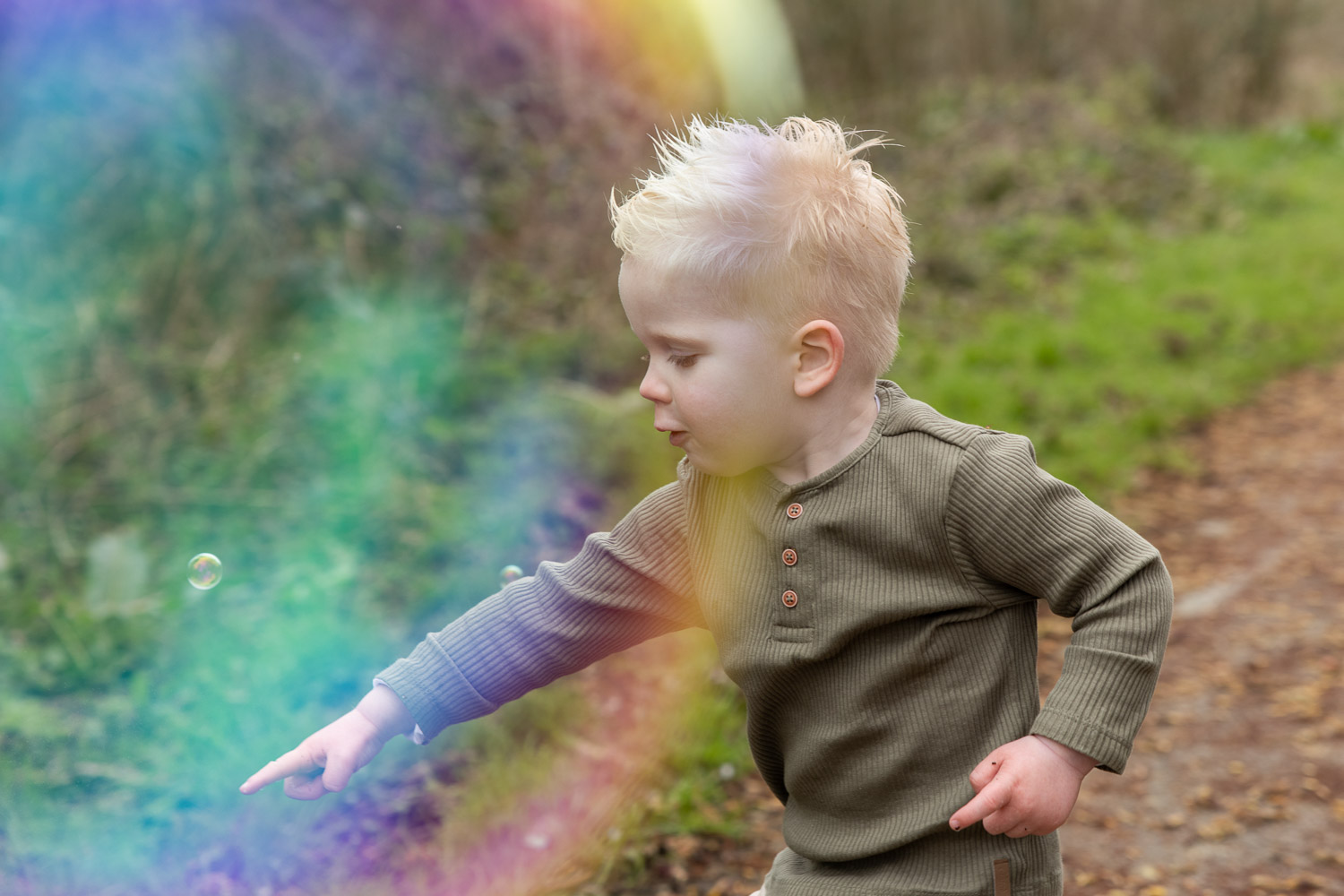 Een fotoshoot met bellenblaas voor vrolijke kinderfoto’s vol beweging, plezier, focus en echte lachmomenten door Dasja Dijkstra van Das Knuss Fotografie bij Reeuwijkse Hout