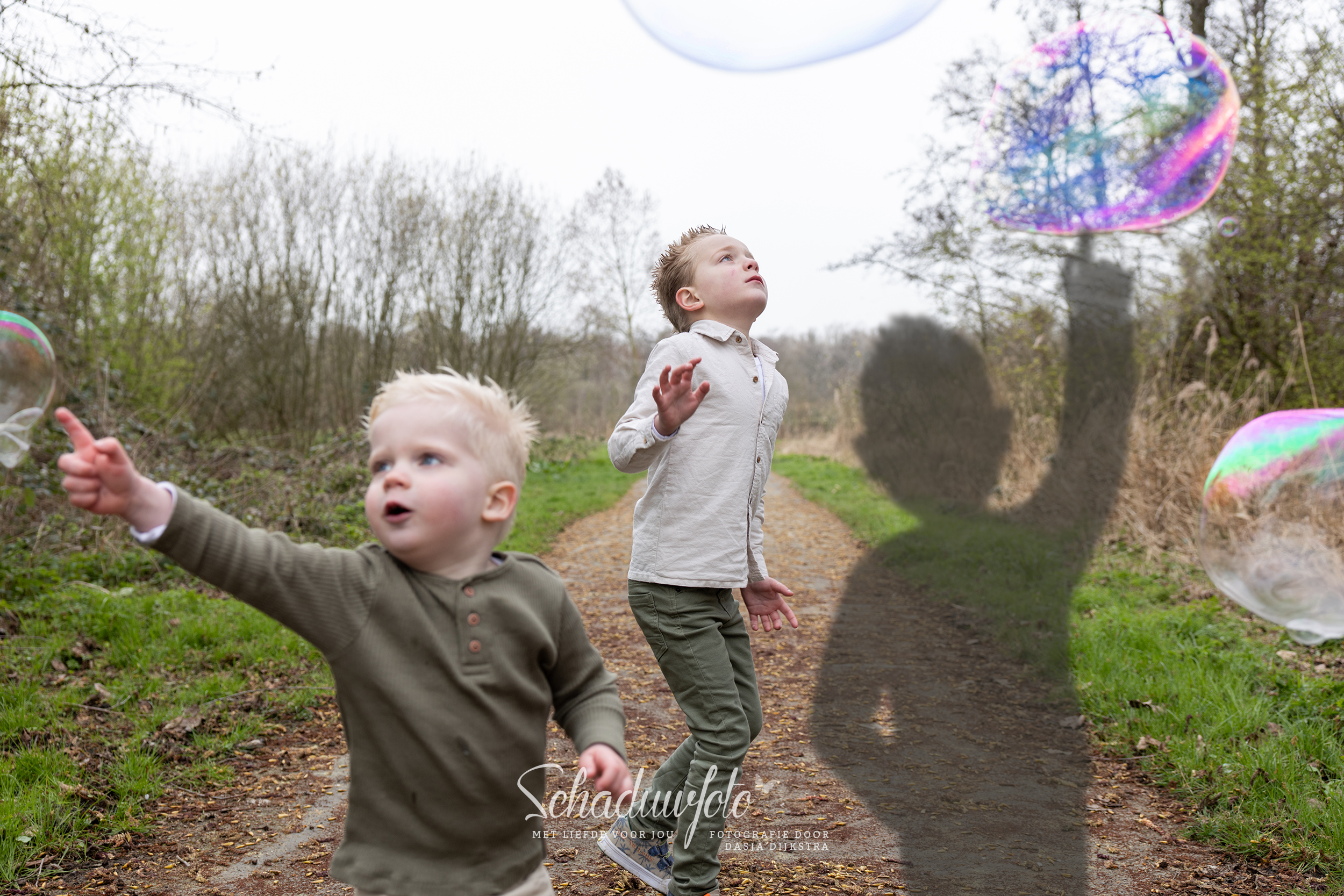 Wat is een Schaduwfoto? met bellenblaas Een persoonlijke manier om gemis, liefde en verbondenheid zacht in beeld te brengen met een handgetekende schaduw door Dasja Dijkstra